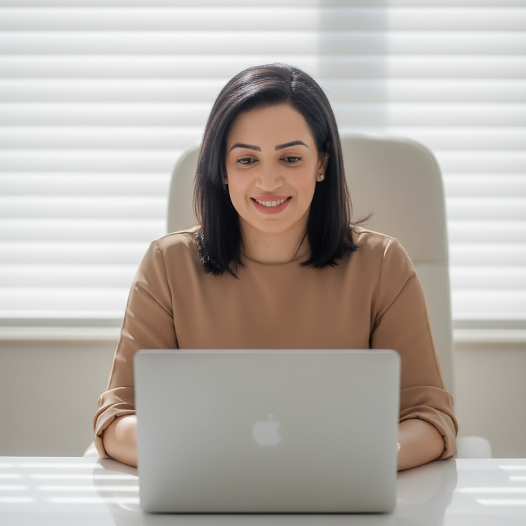 Fabiana Nascimento em atendimento online por videochamada